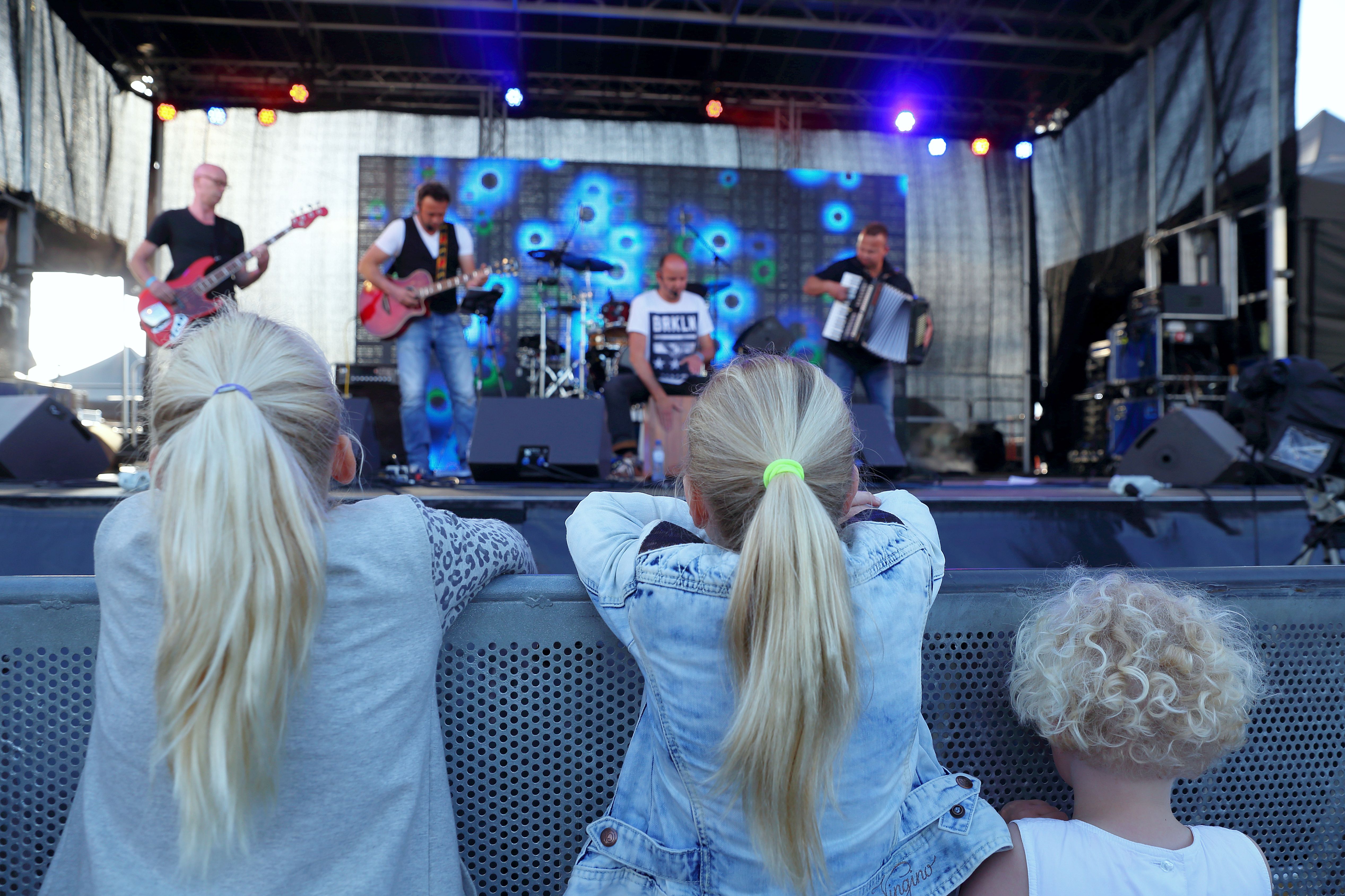 Kinderen bekijken band